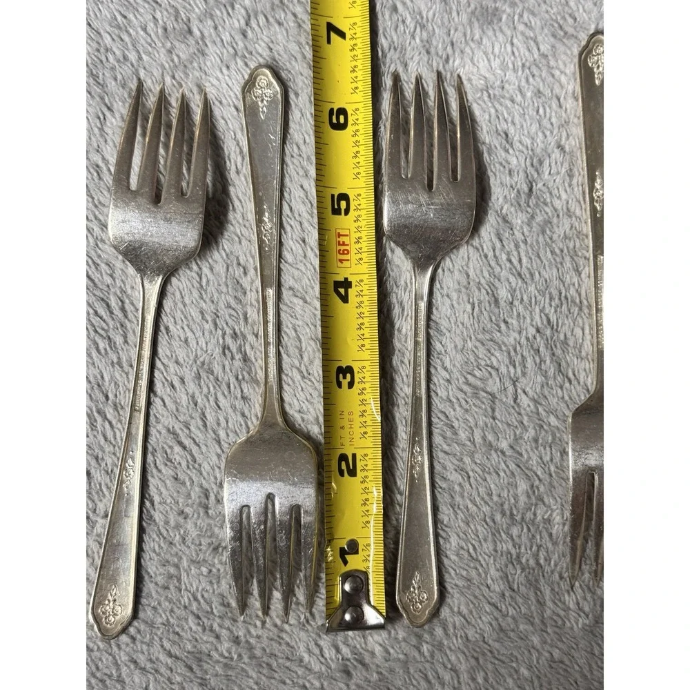 Oneida /Tudor Plate /Community /Sweet Briar (Silverplate, 1948) 4 Salad Forks